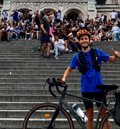 Matheo pris en photo lors de retour à paris à vélo