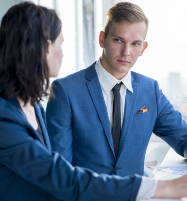 <a href="https://fr.freepik.com/photos-gratuite/deux-hommes-affaires-se-regardent-au-bureau_3100630.htm#fromView=search&page=1&position=3&uuid=6977cb21-e98d-4857-bd15-cf07c9a5dcde">Image de freepik</a>