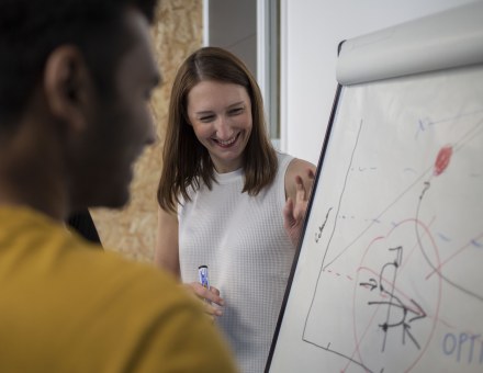 Notre ambition est de faire en sorte qu’ils acquièrent les compétences indispensables pour mener la transformation digitale de tout type d’organisations. Notre Mastère spécialisé est construit avec une méthode pédagogique unifiée : la classe inversée.