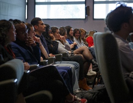 Il est demandé à tous les étudiants du Programme Grande École de s’investir dans des missions « terrain » dans une association.