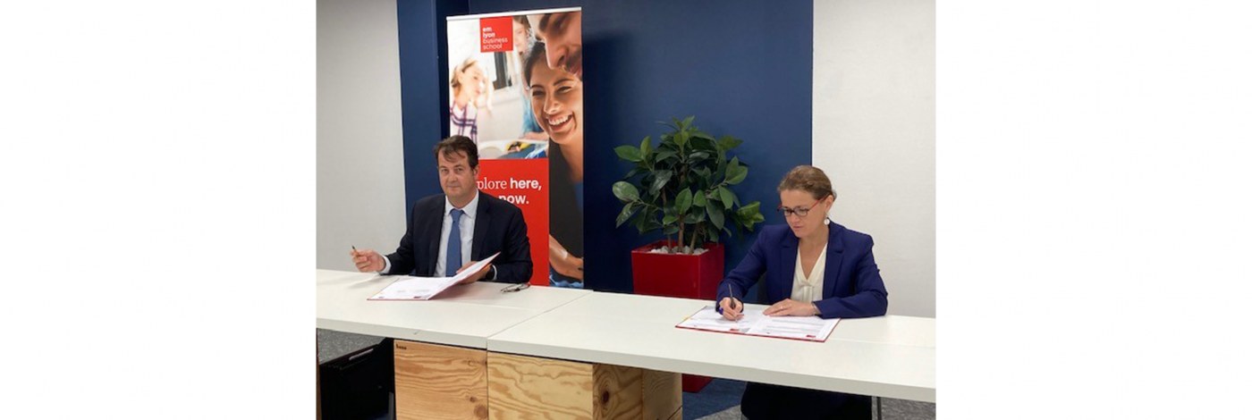 Partenaires de longue date, emlyon et le groupe Mérieux renforcent leur relation avec la signature d’une convention de partenariat.